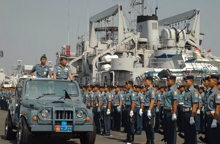 Trong thời gian gần đây Hải quân Indonesia liên tục có các đợt diễn tập với quy mô lớn tại các vùng biển gần Biển Đông vốn là khu vực tranh chấp giữa Trung Quốc với nhiều quốc gia trong khu vực trong đó có cả Indonesia. Vài năm trở lại đây Indonesia cũng có các biện pháp xử lý mạnh tay hơn với các tàu cá nước ngoài xâm phạm lãnh hải của nước này.