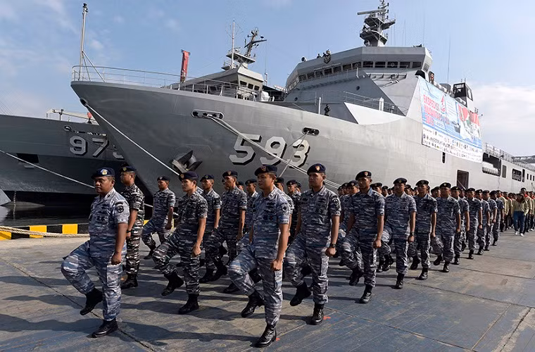 Hiện tại Hải quân Indonesia đang được trang bị hơn 100 tàu chiến các loại trong đó có 6 tàu khu trục với quân số thường trực khoảng 74.000 quân và quy mô Hải quân Indonesia không ngừng được mở rộng từ năm 2010 cho tới nay.