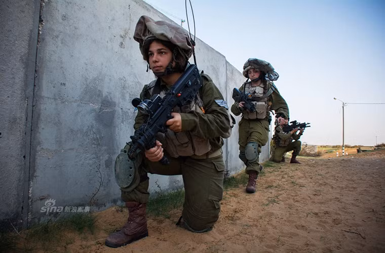 So với việc sử dụng M16 thì X95 phù hợp hơn đối với các nữ binh sĩ Israel, với thiết kế gọn nhẹ và dễ sử dụng bên cạnh đó còn cho phép gắn thêm các thiết bị hổ trợ.