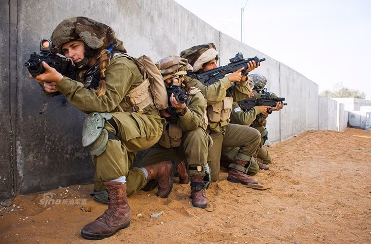 Trang bị và các hoạt động huấn luyện của họ đều không hề thua kém nam giới.