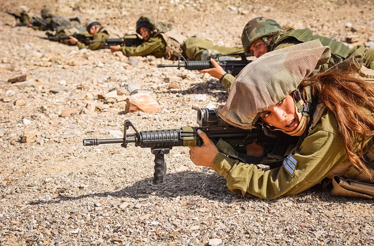 Vẻ đẹp của “những bông hồng sa mạc” Israel trong huấn luyện tác chiến trên sa mạc.