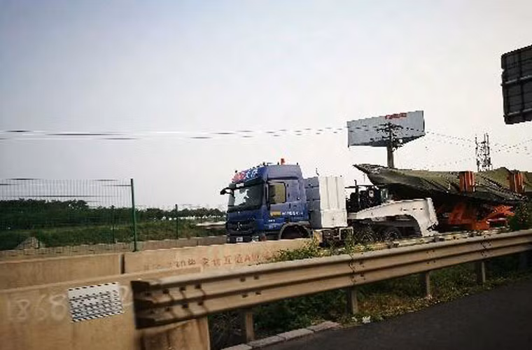 Vật thể nghi máy bay tàng hình được bịt vải bạt kín hoàn toàn trong khi vận chuyển.