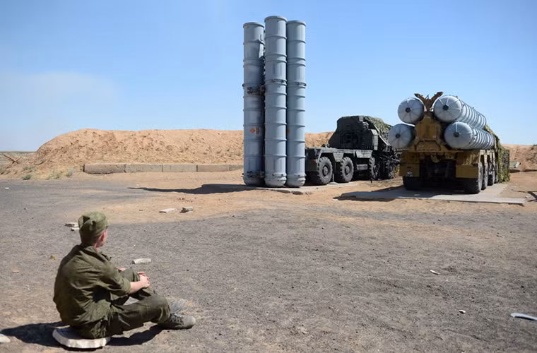 Làm nhiệm vụ canh giữ bầu trời nước Nga là các tổ hợp tên lửa phòng không tầm xa như S-300PMU, S-400 hay sắp tới là S-500, các tổ hợp này hoàn toàn có khả năng đánh chặn mọi mục tiêu trên không từ phương tiện bay không người lái cho đến cả tên lửa đạn đạo tầm xa.