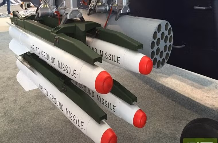 Hệ thống vũ khí của WZ-10 khá đa dạng, nó được trang bị các loại pháo tự động từ 25mm cho đến 30mm tùy theo các biến thể cùng với đó là hệ thống rocket phóng loạt 57mm và 90mm. Về tên lửa tấn công mặt đất WZ-10 được trang bị tên lửa chống tăng HJ-10, tên lửa không đối không PL-9 hoặc TY-90.