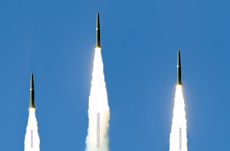 Các tên lửa của Iskander-M được trang bị động cơ đẩy nhiên liệu rắn hai giai đoạn tích hợp khả năng kiểm soát vector lực đẩy giúp tên lửa cơ động hơn. Điều này cho phép nó có thể thực hiện hành trình bay lên tới Mach 7 và các hệ thống đánh chặn tên lửa tiên tiến hiện nay trên thế giới gần như bất lực với các tên lửa có tốc độ bay siêu thanh, ngoài ra quỹ đạo bay phức tạp của Iskander-M cũng khiến nó khó bị đánh chặn hơn ngay cả ở pha cuối.