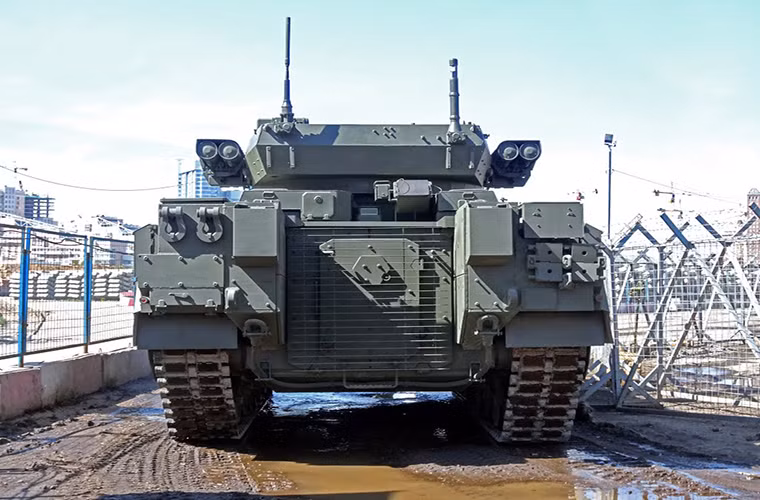 Bên cạng đó, T-15 còn sở hữu hệ thống vũ khí không hề thua kém các dòng xe chiến đấu bộ binh tiên tiến của Phương Tây với tổ hợp tháp pháo tự động Epoch được tích hợp pháo cao tốc 2A42 30mm và bốn tên lửa chống tăng Kornet-EM. Mỗi chiếc T-15 có thể chở theo 9 binh sĩ và có kíp lái gồm 2 người.