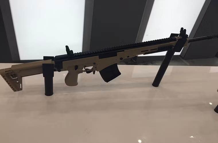 Trong ảnh là một nguyên mẫu SVK với hộp tiếp đạn tiêu chuẩn 7.62x54mm vốn được sử dụng trên SVD. Khi không được trang bị ống ngắm nó vẫn có thể được sử dụng với thước ngắm cơ khí tiêu chuẩn.