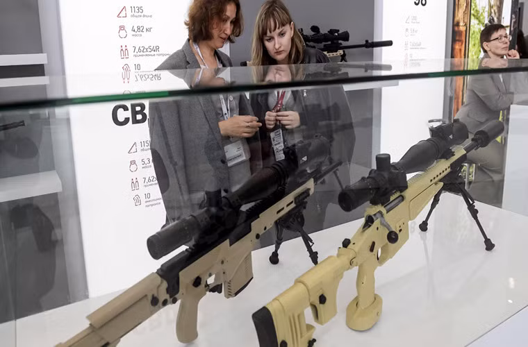 Ứng cử viên sáng giá nhất có thể thay thế SVD là mẫu súng trường bắn tỉa bán tự động SVK với thiết kế khá hiện đại và có thể sử dụng nhiều loại đạn 7.62mm khác nhau. Hiện tại mẫu súng bắn tỉa này vẫn đang được Kalashnikov trước khi được đưa ra thị trường.