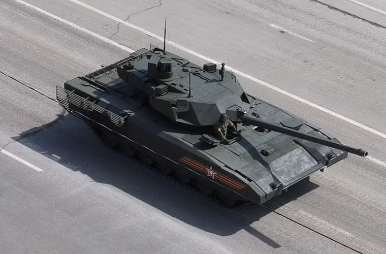 Việc phát triển Armata được xem là bước nhảy vọt của ngành công nghiệp quốc phòng Nga, đưa lực lượng tăng thiết giáp nước này trở lại vị trí hàng đầu thế giới. T-14 có thiết kế khá đặc biệt với hệ thống giáp bảo vệ đa lớp cùng với đó là tổ hợp tháp pháo tự động hoàn toàn và cuối cùng là hệ thống phòng vệ chủ động lẫn thụ động giúp nó gần như trở nên bất bại trên chiến trường.
