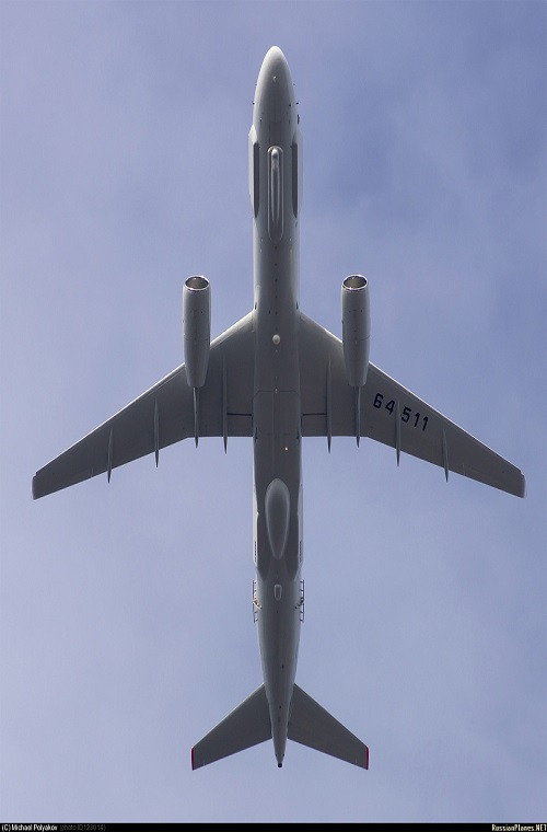 Một chiếc Tu-214R được tích hợp sẵn mọi trang thiết bị trinh sát và do thám điện tử tiên tiến nhất của ngành công nghiệp hàng không Nga, hệ thống anten của nó có thể đánh chặn các tín hiệu phát ra từ hệ thống radar, máy bay hoặc xe tăng đối phương. Cùng với đó là khả năng do thám như nghe lén mọi kênh liên lạc vô tuyến hay thu thập dữ liệu đang được truyền tải của đối phương.