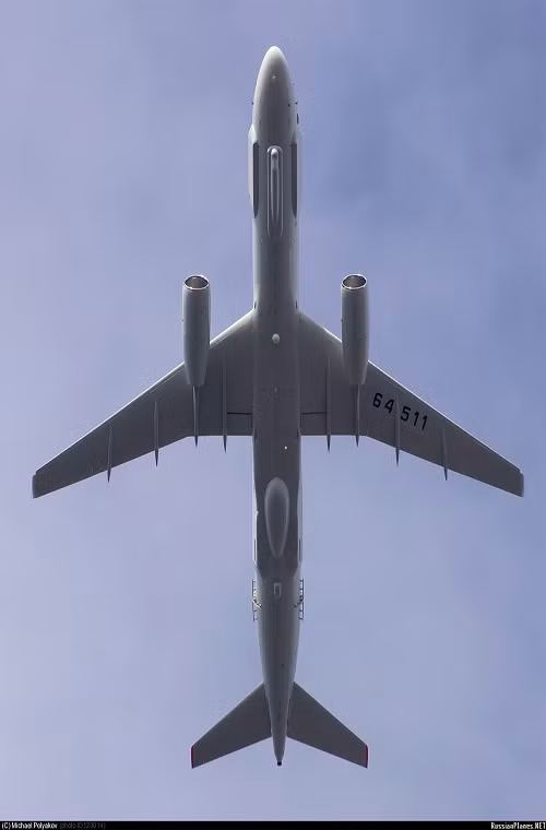 Một chiếc Tu-214R được tích hợp sẵn mọi trang thiết bị trinh sát và do thám điện tử tiên tiến nhất của ngành công nghiệp hàng không Nga, hệ thống anten của nó có thể đánh chặn các tín hiệu phát ra từ hệ thống radar, máy bay hoặc xe tăng đối phương. Cùng với đó là khả năng do thám như nghe lén mọi kênh liên lạc vô tuyến hay thu thập dữ liệu đang được truyền tải của đối phương.