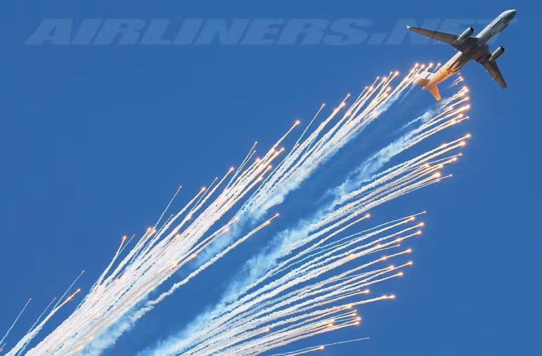 Thiết bị cảm biến quang điện và radar trên máy bay cho phép tạo ra bức ảnh lớn trên mặt đất để nhận diện và xác định vị trí quân địch, ngay cả khi chúng được ngụy trang. Hệ thống quan sát hình ảnh Fraktsiya trên Tu-214R cung cấp cho phi hành mọi dữ liệu ảnh theo thời gian thật với độ chính xác cao.