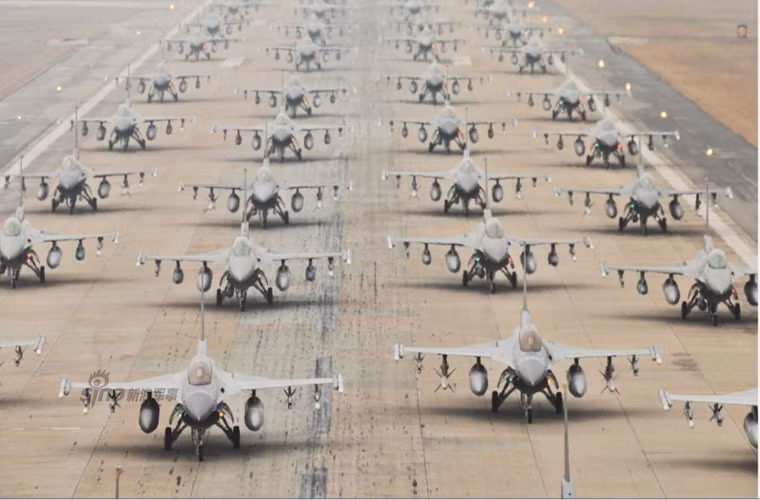 Dàn tiêm kích F-16 của Liên minh Hàn Quốc – Mỹ trong màn diễu binh “Voi đi bộ”.