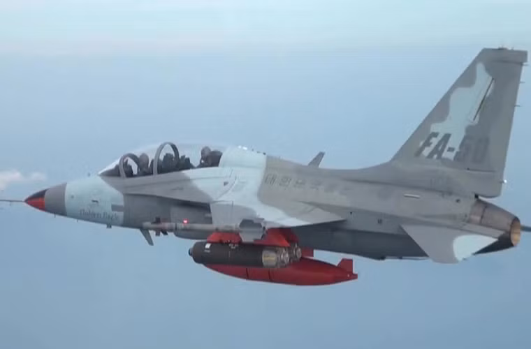 FA-50 mang theo bom chùm CBU-103 trong đợt tập trận vào hôm 21/3 của Hàn Quốc.