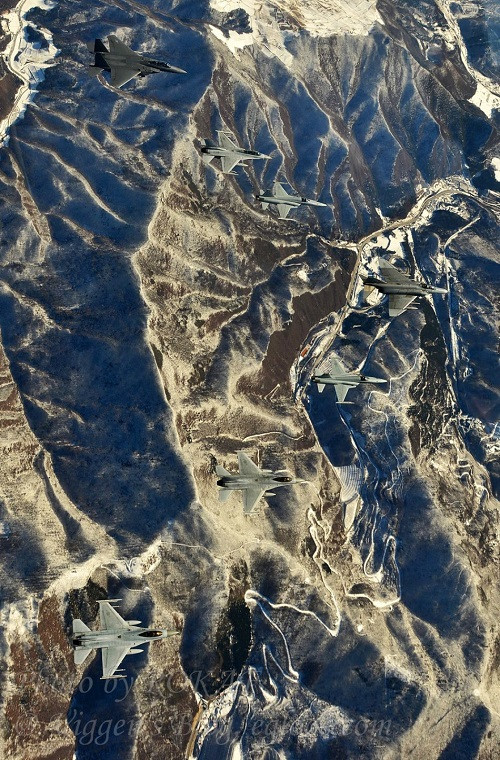 Phi đội máy bay chiến đấu hỗn hợp của Không quân Hàn Quốc gồm F-15K, F-16s, F-5E/F và FA-50.