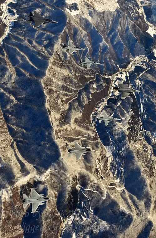 Phi đội máy bay chiến đấu hỗn hợp của Không quân Hàn Quốc gồm F-15K, F-16s, F-5E/F và FA-50.