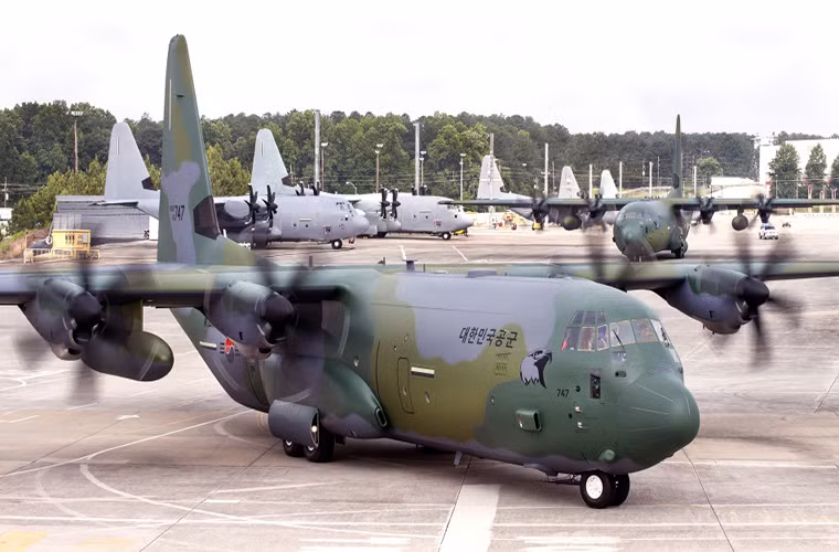 Ngoài các phi đội máy bay chiến đấu Không quân Hàn Quốc còn điều động những chiếc C-130H tham gia nhiệm vụ hổ trợ hậu cần trong đợt tập trên.