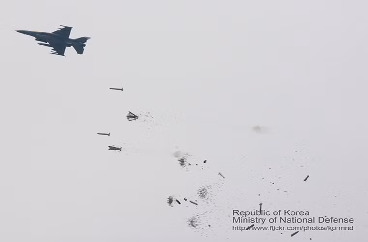 Hình ảnh một chiếc F-16 Hàn Quốc triển khai bom chùm CBU-100 Cluster.