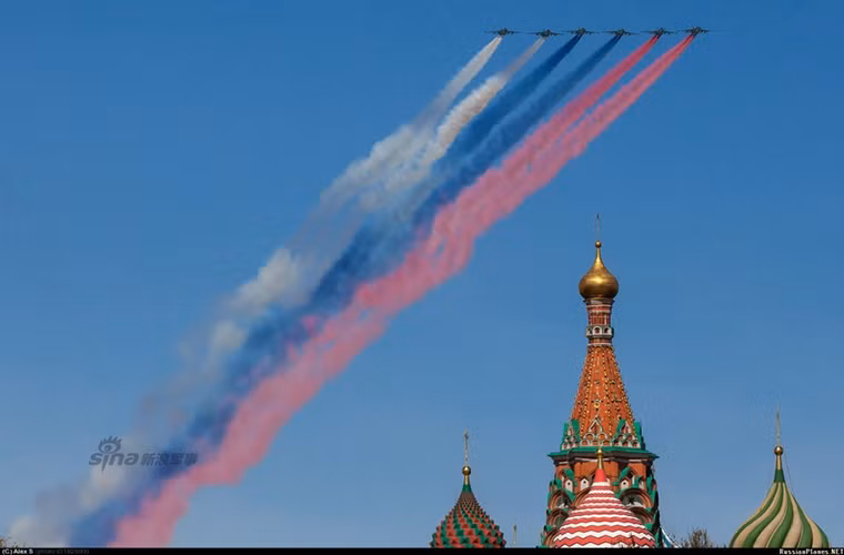 Hình ảnh phi đội Su-25SM bay qua nhà thờ chính tòa Thánh Vasily trên Quảng trường Đỏ.