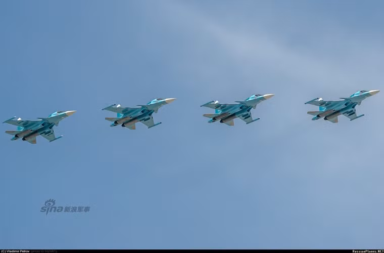 Hình ảnh phi đội cường kích Su-34 những người hùng của chiến trường Syria tiến vào Quảng trường Đỏ.