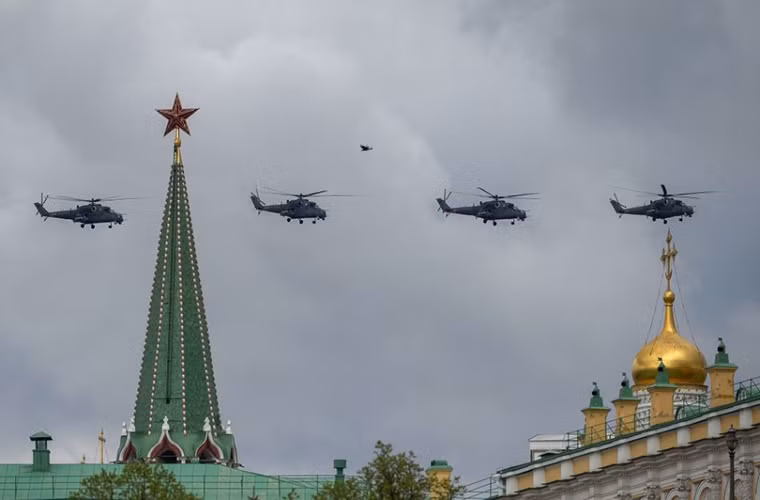 Độ cao bay của các phi đội trực thăng khi bay qua Quảng trường Đỏ sẽ là 150m, con số này đối với các máy bay quân sự khác là 400m. Toàn bộ các máy bay quân sự tham gia lễ duyệt binh 9/5 sẽ cất cánh tại 10 khu vực khác nhau.