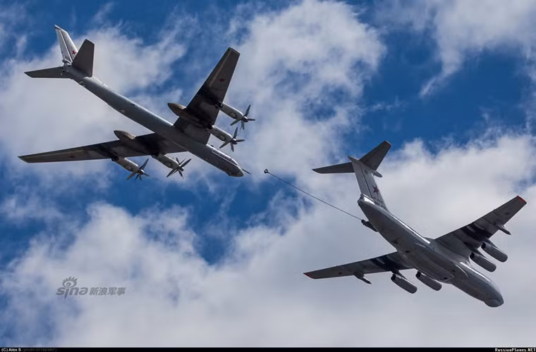 Cận cảnh một chiếc IL-78M và máy bay ném bom chiến lược tầm xa Tu-95MS.