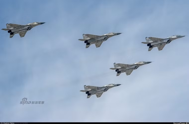 Đi theo sau đó là phi đội tiêm kích MiG-29SMT biến thể MiG-29 hiện đại nhất của Không quân Nga hiện nay.