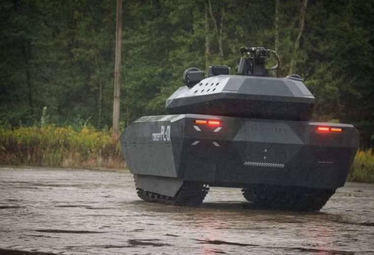 Mặt sau của PL-01 có thiết kế khá đẹp mắt, phần váy bảo vệ che phủ phần lớn xích và các bộ khác giúp giảm thiểu thiệt hại khi bị tấn công từ phía sau.