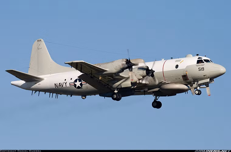 Điểm khác biệt dễ nhận thấy nhất giữa EP-3E Aries II và P-3 là hệ thống radar trinh sát được tích hợp thêm bên dưới thân và phía trên thân của EP-3E, bên cạnh đó thiết bị cảm biến chống ngầm ở phần đuôi P-3 cũng được gỡ bỏ.