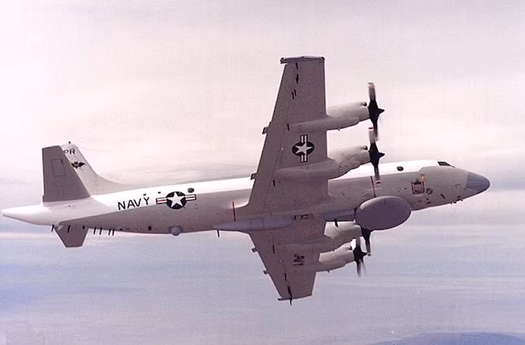 Về thiết kế cơ bản EP-3E tương tự như P-3 vì hầu hết chúng được nâng cấp lên từ các biến thể của dòng máy bay chống ngầm này, nó có phi hành đoàn hơn 20 người bao gồm cả tổ phi công.