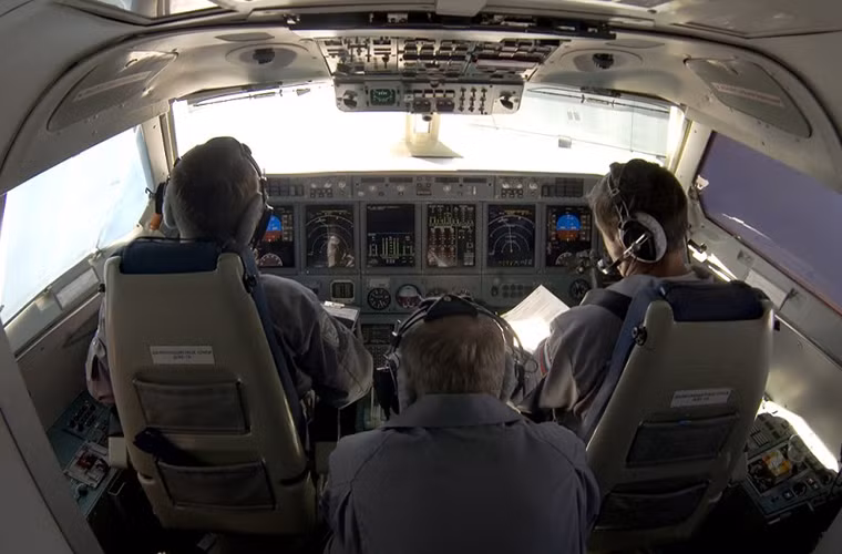 Be-200 có trọng lượng cất cánh tối đa là 37,9 tấn khi cất cánh trên mặt nước và 41 tấn khi trên đất liền. Dù là một mẫu thủy phi cơ khá lớn nhưng nó có phi hành đoàn gồm hai người nhờ được tích hợp hàng loạt trang thiết bị hàng không tiên tiên. Be-200 được trang bị hai động cơ phản lực Progress D-436TP có công suất 16.534 lbf mỗi chiếc với vận tốc tối đa lên tới 700km/h và có tầm hoạt động 2.100km.