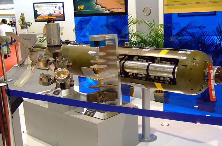 Và cuối cùng trong danh sách vũ khí của B-52H được Business Insider giới thiệu là dòng bom chùm CBU của Không quân Mỹ. Trên thực tế sau những năm 1990 các dòng bom chùm CBU được Mỹ sử dụng hạn chế hơn trong các cuộc chiến trước đó. Tuy nhiên, các thế hệ bom chùm tiên tiến vẫn được Không quân Mỹ tiếp tục phát triển vì khả năng gây sát thương diện rộng của chúng điển hình của có thể kể đến CBU-105 với khả năng mang theo tới 40 đầu đạn con.