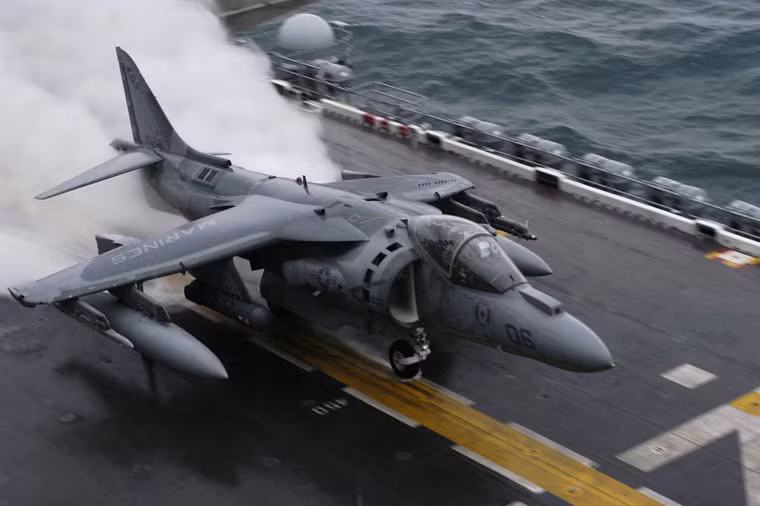 Một số ý kiến khác lại cho rằng, máy bay chiến đấu AV-8 có phạm vi hoạt động ngắn và đặc tính kỹ chiến thuật của nó kém xa so với tiêm kích hiện đại của Trung Quốc. Tuy nhiên, AV-8B vẫn đem lại nhiều lợi thế chiến thuật nếu khai thác chúng một cách hợp lý.