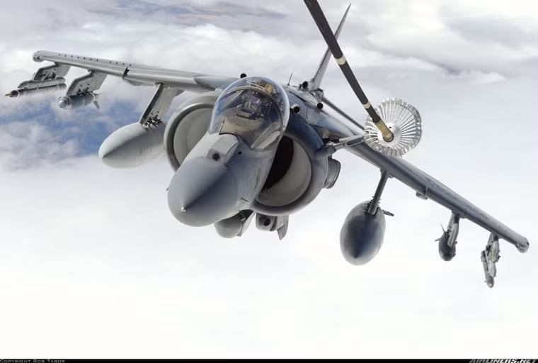 Cảm biến chính của AV-8B là radar xung Doppler AN/AGP-65. Radar này có khả năng không đối không và không đối đất khá tốt. Bộ vi xử lý có thể mở khẩu độ tổng hợp để lập bản đồ mặt đất. Radar AGP-65 có tầm phát hiện mục tiêu từ 85 đến 180 km. Radar này tương đương với các radar trên tiêm kích của Trung Quốc.