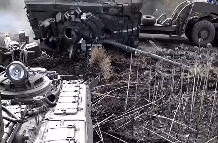 Chiếc T-64 trên thuộc tiểu đoàn Dnipro do nhà tài phiệt Igor Kolomoisky của Ukraine sáng lập đa phần là lính đánh thuê với quân số lên đến 2.000 người. Dnipro là một trong những lực lượng vũ trang tư nhân đi đầu tham gia chiến dịch tiễu phạt miền đông Ukraine do Kiev phát động.