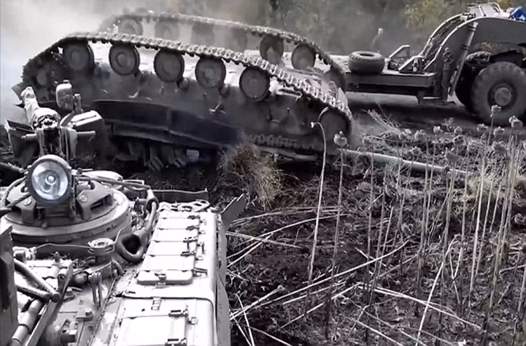 Cận cảnh chiếc T-64 bị lật úp may mắn là binh sĩ lái chiếc xe tăng này chỉ bị thương nhẹ nhưng theo Daily Mail hình ảnh này không hiếm gặp ở Ukraine.