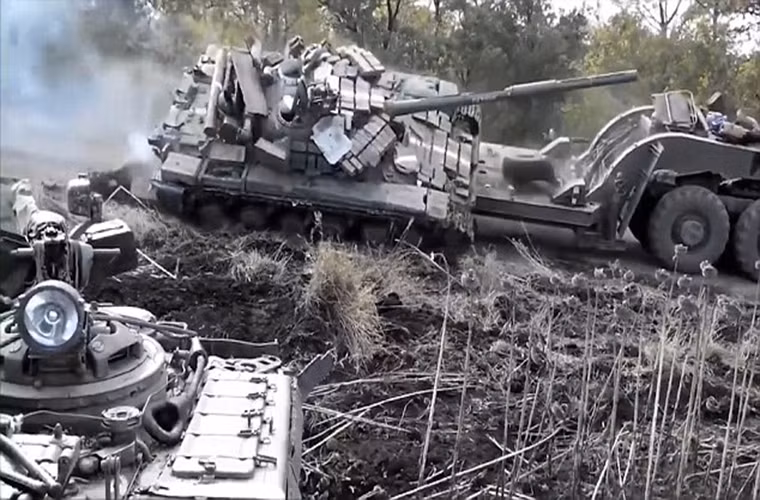 Hậu quả của sự thiếu tập trung này là cả chiếc T-64 đổ nhào và lật úp xuống con mương nằm cạnh đó, may mắn là binh sĩ hướng dẫn đứng trên xe đầu kéo MAZ-537 đã kịp nhảy xuống đất và tránh được nòng pháo của T-64 khi nó đang đổ xuống.