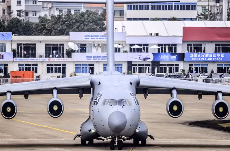 Nhiều chuyên gia phân tích cho rằng, Y-20 được phát triển với sự hỗ trợ rất lớn từ các chuyên gia hàng không của Nga và Ukraine nhất về mặt thiết kế khi nó có hình dáng gần giống máy bay vận tải quân sự An-70 của Antonov, thậm chí Y-20 còn mang cả những đặc điểm của máy bay vận tải quân sự chiến lược Boeing C-17 Globemaster III của Mỹ.