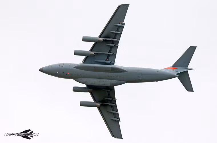 Dù vậy Y-20 không phải thực sự hoàn hảo khi nó cũng gặp phải vấn đề cố hữu của ngành công nghiệp hàng không Trung Quốc có liên quan đến mẫu động cơ nội địa mà nó được trang bị. Cho đến nay Y-20 đã được trang bị ít nhất ba mẫu động cơ khác nhau trong đó có cả mẫu động cơ Soloviev D-30 của Nga sau đó là WS-15 và WS-20 của Trung Quốc và cũng không rõ hiện nay Không quân Trung Quốc đã chọn mẫu động cơ nào cho đứa con cưng mới của mình.