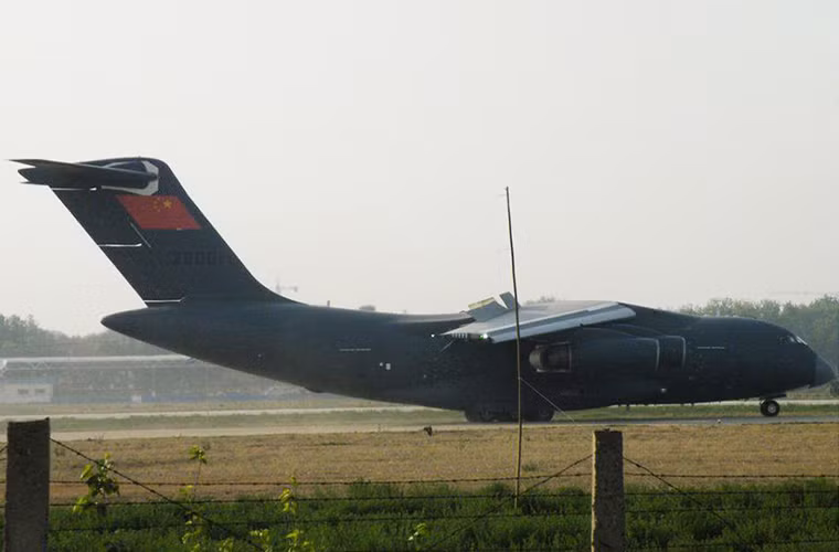 Theo cựu phi công lái máy bay thử nghiệm Trung Quốc Xu Yongling cho biết, chương trình phát triển máy bay vận tải Y-20 đã chính thức hoàn tất các chương trình thử nghiệm vào cuối năm ngoái. Cũng vào đầu năm nay nguyên mẫu thứ năm của Y-20 cũng đã bắt đầu chuyến bay thử nghiệm đầu tiên của mình. Việc trang bị 2 chiếc Y-20 đầu tiên khiến người ta không khỏi kinh ngạc tốc độ biên chế loại máy bay này, khi mà chương trình phát triển máy bay vận tải cỡ lớn của Nga hay Mỹ thường phải kéo dài 5-10 năm.