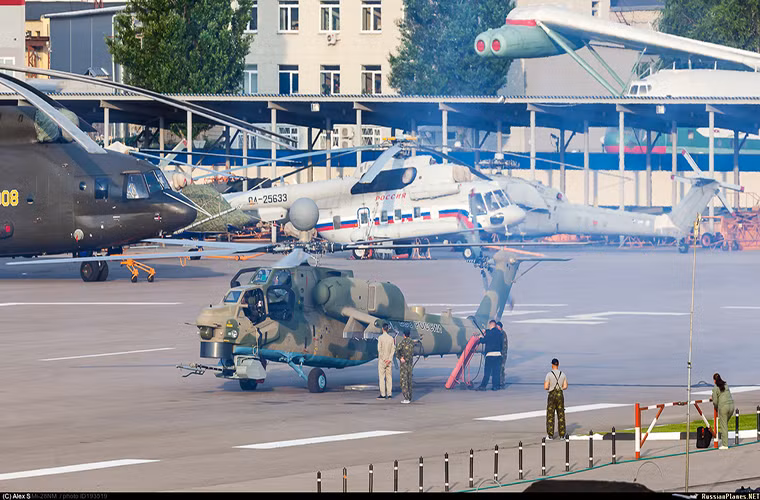 Một thay đổi quan trọng khác trên Mi-28NM là việc nó được trang bị lại hệ thống radar sục sạo mục tiêu trên đỉnh rotor chính N-025E. Tuy nhiên nó vẫn giữ nguyên hệ thống áp chế điện tử Richag-AV như trên các biến thể Mi-28 trước đây nhằm vô hiệu hóa hệ thống radar giám sát hay hệ thống định vị mục tiêu của tên lửa phòng không lên trên Mi-28NM ở khoảng cách hàng trăm km.