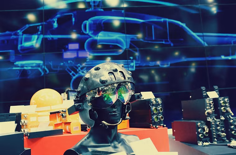 Trong ảnh là mũ bay thế hệ mới NSTsI-V của Nga dành cho Mi-28NM cùng với đó là trang thiết bị đi kèm của nó.