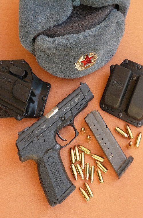 PYa còn có cái tên khác là MP-443 Grach và nó được phát triển thành nhiều biến thể khác nhau như MP-446 Viking, MP-446C Viking (hộp tiếp đạn 10 viên), МР-353 và МР-472. Trong đó МР-353 và МР-472 là các biến thể súng phi sát thương sử dụng đạn cao su dành cho lực lượng an ninh hoặc phòng vệ dân sự.