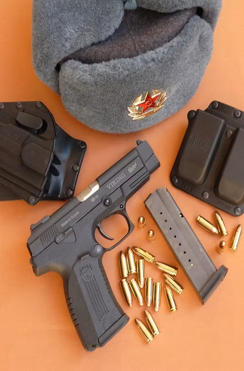 PYa còn có cái tên khác là MP-443 Grach và nó được phát triển thành nhiều biến thể khác nhau như MP-446 Viking, MP-446C Viking (hộp tiếp đạn 10 viên), МР-353 và МР-472. Trong đó МР-353 và МР-472 là các biến thể súng phi sát thương sử dụng đạn cao su dành cho lực lượng an ninh hoặc phòng vệ dân sự.