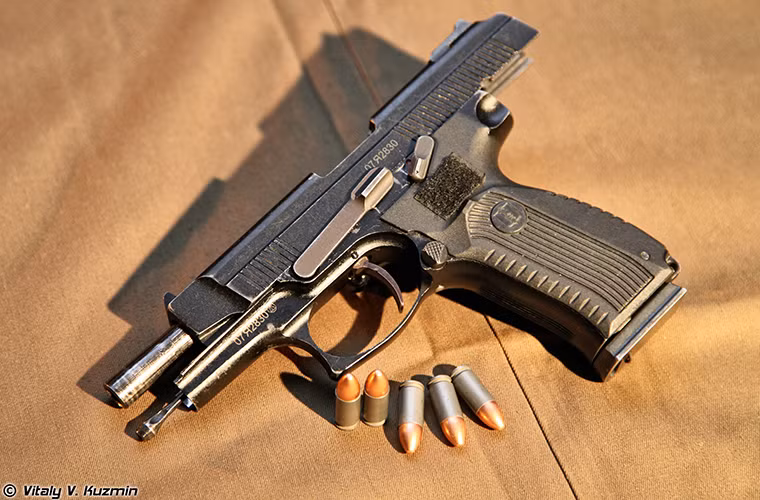 Một khẩu Yarigin PYa tiêu chuẩn có trọng lượng 0.95kg và dài 198mm, nó có sơ tốc đầu nòng 340m/s, tầm bắn hiệu quả 50m và được trang bị hộp tiếp đạn 18 viên. Thiết kế thước ngắm mới của PYa cũng giúp tăng độ chính xác khi bắn so với Makarov Pistol. PYa không chỉ phục vụ trong Quân đội Nga mà còn cho cả xuất khẩu, đến tháng 5/2016 một số đơn vị đặc nhiệm Belarus, Armenia và Kazakhstan đã được trang bị PYa.