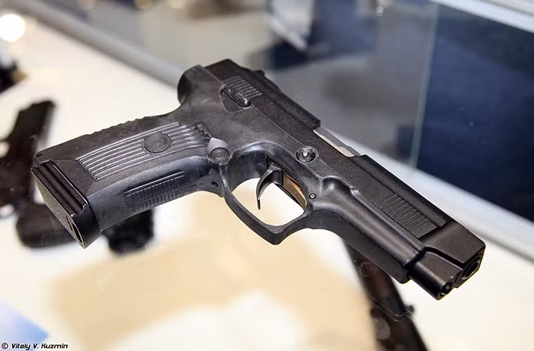 Theo Army Recognition, Quân đội Nga đã bắt đầu đưa vào trang bị hàng loạt mẫu súng ngắn tự động thế hệ mới Yarigin PYa (định danh: 6P54) và dần loại biên mẫu súng ngắn Makarov Pistol (PM) huyền thoại của Liên Xô sau 65 phục vụ. Được biết từ năm 2003, Bộ Quốc phòng Nga đã bắt đầu đưa vào trang bị thử nghiệm PYa và đến năm 2011 thì nó được đưa vào sản xuất hàng loạt.