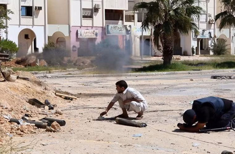 Sau khi Tổng thống Lybia Muammar Gaddafi bị lật đổ vào năm 2011 cho tới nay Lybia chưa một ngày yên tiếng súng, các nhóm vũ trang lớn nhất của Lybia thay nhau nắm giữu các khu vực chiến lược trong khi đó các vùng hẻo lánh của quốc gia Bắc Phi này rơi vào tình trạng vô chính phủ tạo điều kiện thuận lợi IS phát triển.