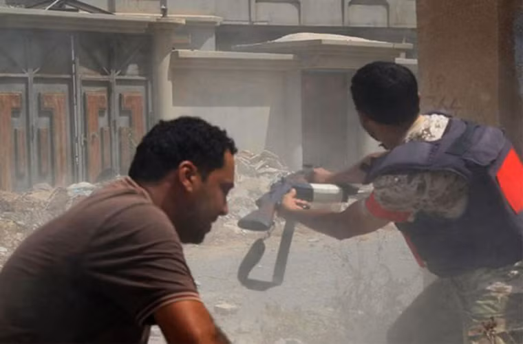 Hình ảnh binh sĩ thuộc Quân đội Quốc gia Lybia giao chiến với IS ở ngoại vi Sirte.