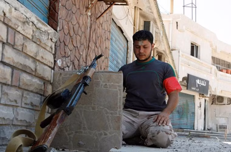 Và cho tới giữa năm nay hầu hết các nhóm quân của IS đều bị dồn về phía thành phố cảng Sirte và bị bao vây cho tới nay. Trong ảnh là một binh sĩ thuộc Quân đội Quốc gia Lybia trong giờ cầu nguyện tại một vị trí gần Sirte.