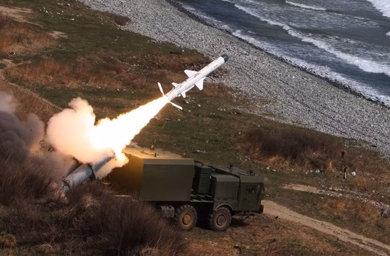 Tên lửa chống hạm Kh-35 được trang bị đầu đạn nổ mạnh nặng 145kg được đánh giá là đủ khả năng đánh chìm tàu chiến cỡ 5.000 tấn, tầm bắn đến 120km, tốc độ bay cận âm Mach 0,8, độ cao trong hành trình bay 10-15m, ở pha cuối tiếp cận mục tiêu chỉ còn 4m.